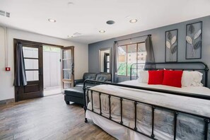 1 habitación, tabla de planchar con plancha y cuna de viaje 