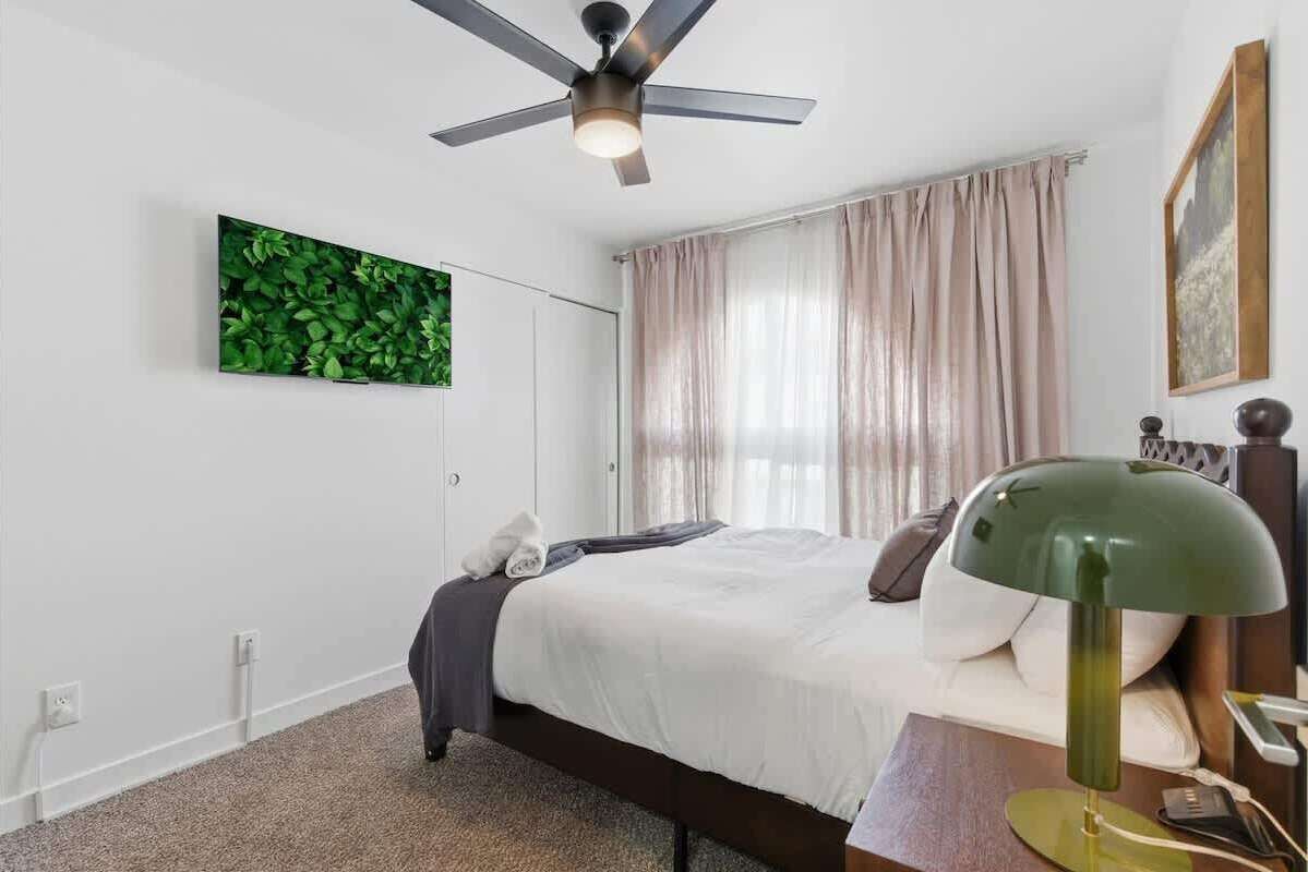 3 habitaciones, tabla de planchar con plancha y cuna de viaje 