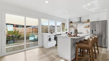 Jääkaappi, mikroaaltouuni, uuni, liesi