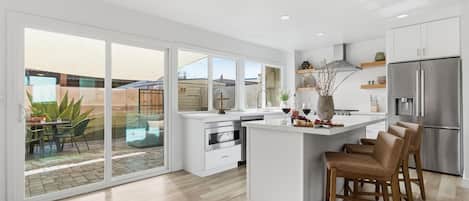 Frigorifero, microonde, forno, piano cottura