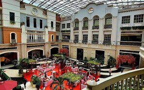 Outdoor dining - Cozy Modern 2-bedroom condo with AC in lovely Newport City (Pasay City)