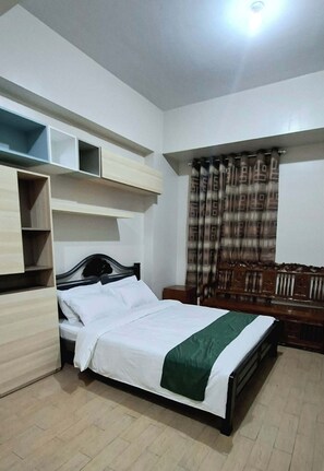 WiFi, bed sheets - Cozy Modern 2-bedroom condo with AC in lovely Newport City (Pasay City)