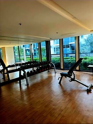 Fitness facility - Cozy Modern 2-bedroom condo with AC in lovely Newport City (Pasay City)