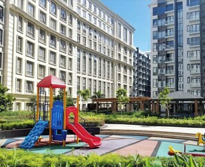 Children’s area - Cozy Modern 2-bedroom condo with AC in lovely Newport City (Pasay City)