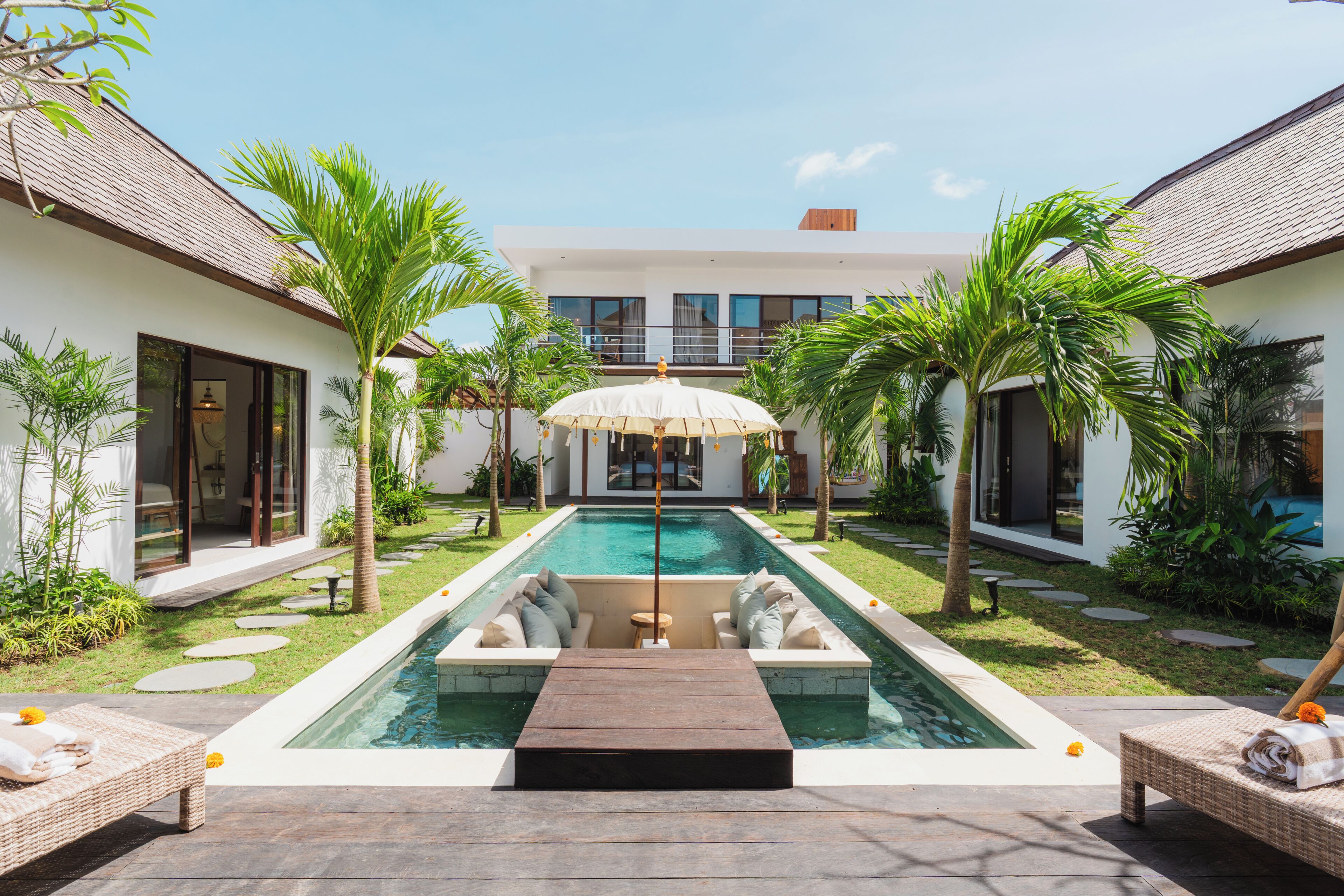 Utomhuspool och solstolar