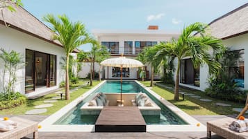 Piscina externa, espreguiçadeiras