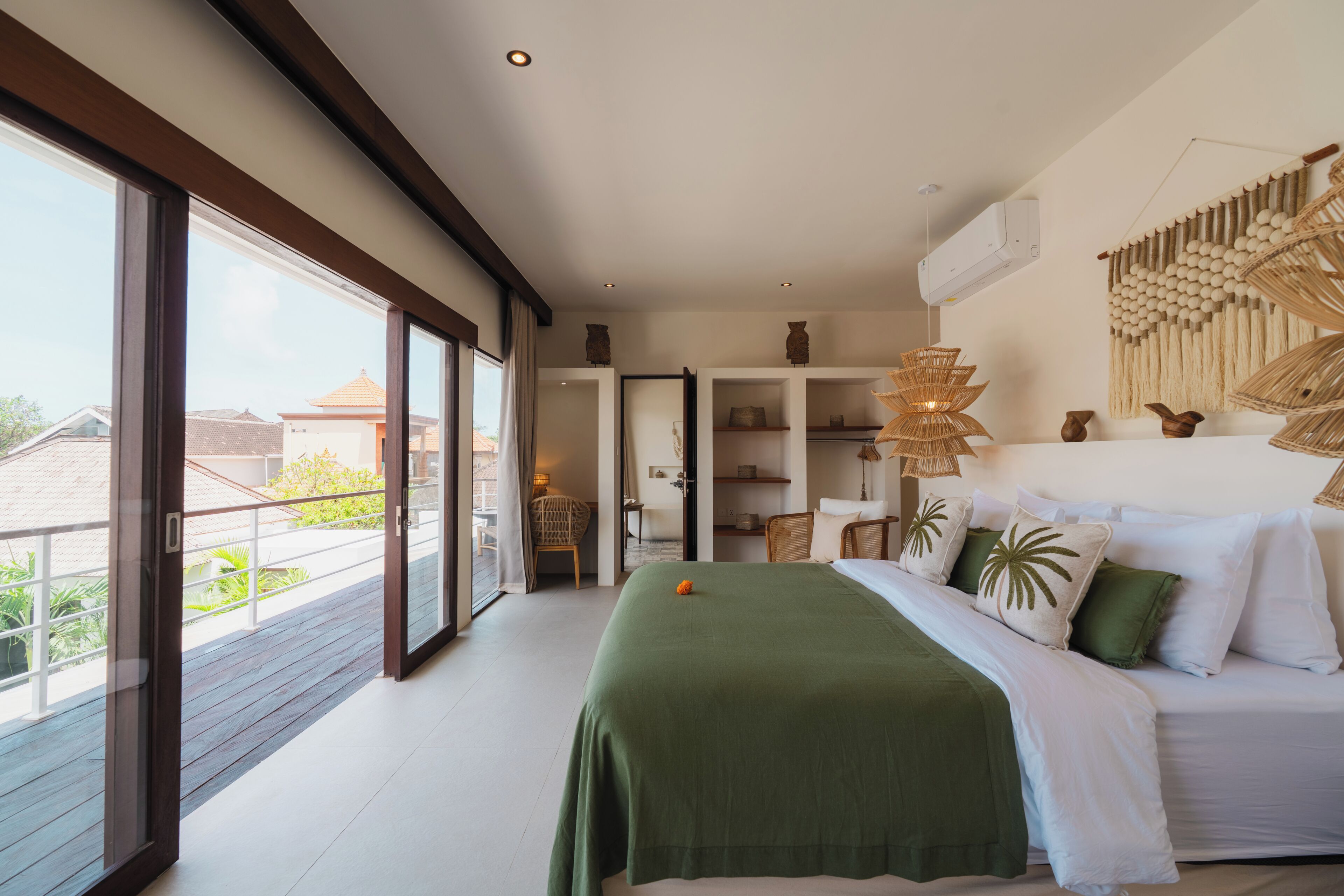 Vila luxo, 6 quartos, sacada, vista para a piscina | Cofres nos quartos, escrivaninha, Wi-Fi de cortesia, roupa de cama