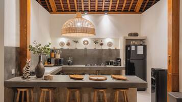 Vila luxo, 6 quartos, sacada, vista para a piscina | Cozinha privada | Cafeteira/chaleira, freezer, cozinha com ilha