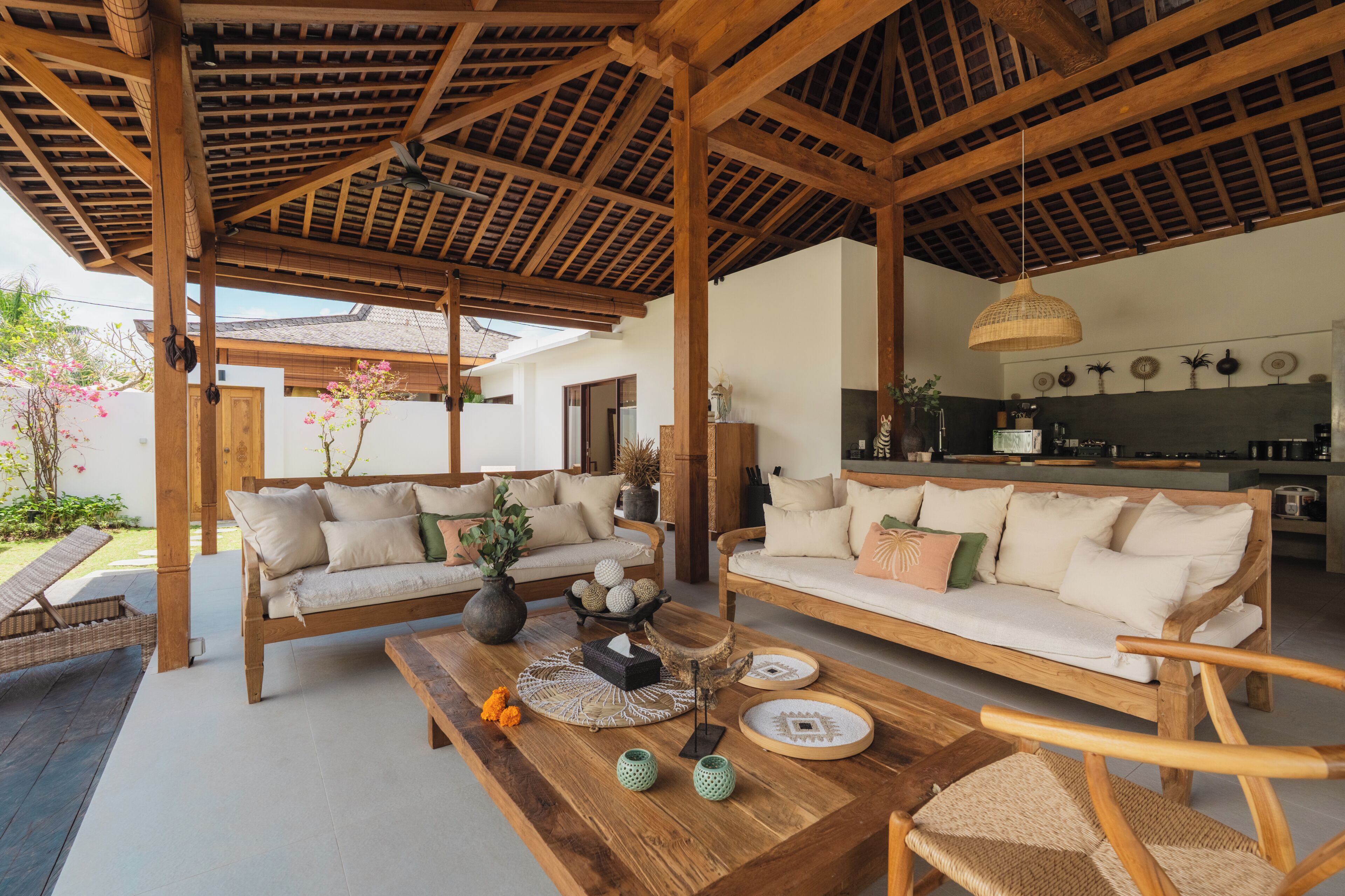 Vila luxo, 6 quartos, sacada, vista para a piscina | Área de estar | Smart TV 32 polegadas com canais digitais