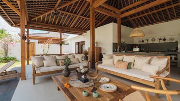 Vila luxo, 6 quartos, sacada, vista para a piscina | Área de estar | Smart TV 32 polegadas com canais digitais