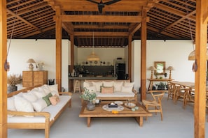 32-inch Smart TV with digital channels - Villa Oomi by Alfred in Bali (Seminyak)