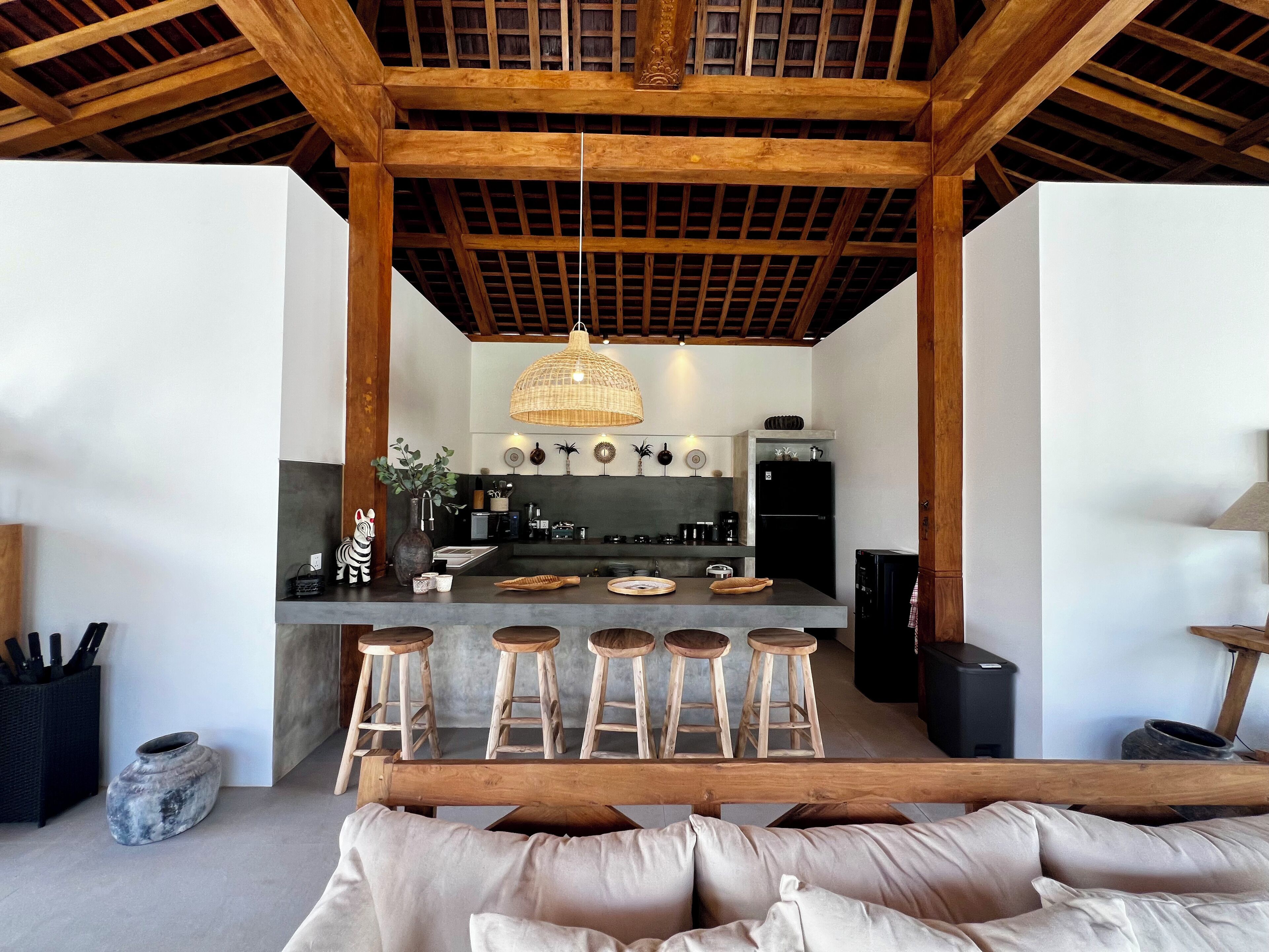 Vila luxo, 6 quartos, sacada, vista para a piscina | Cozinha privada | Cafeteira/chaleira, freezer, cozinha com ilha