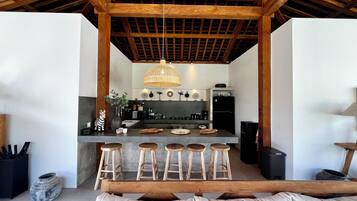 Vila luxo, 6 quartos, sacada, vista para a piscina | Cozinha privada | Cafeteira/chaleira, freezer, cozinha com ilha