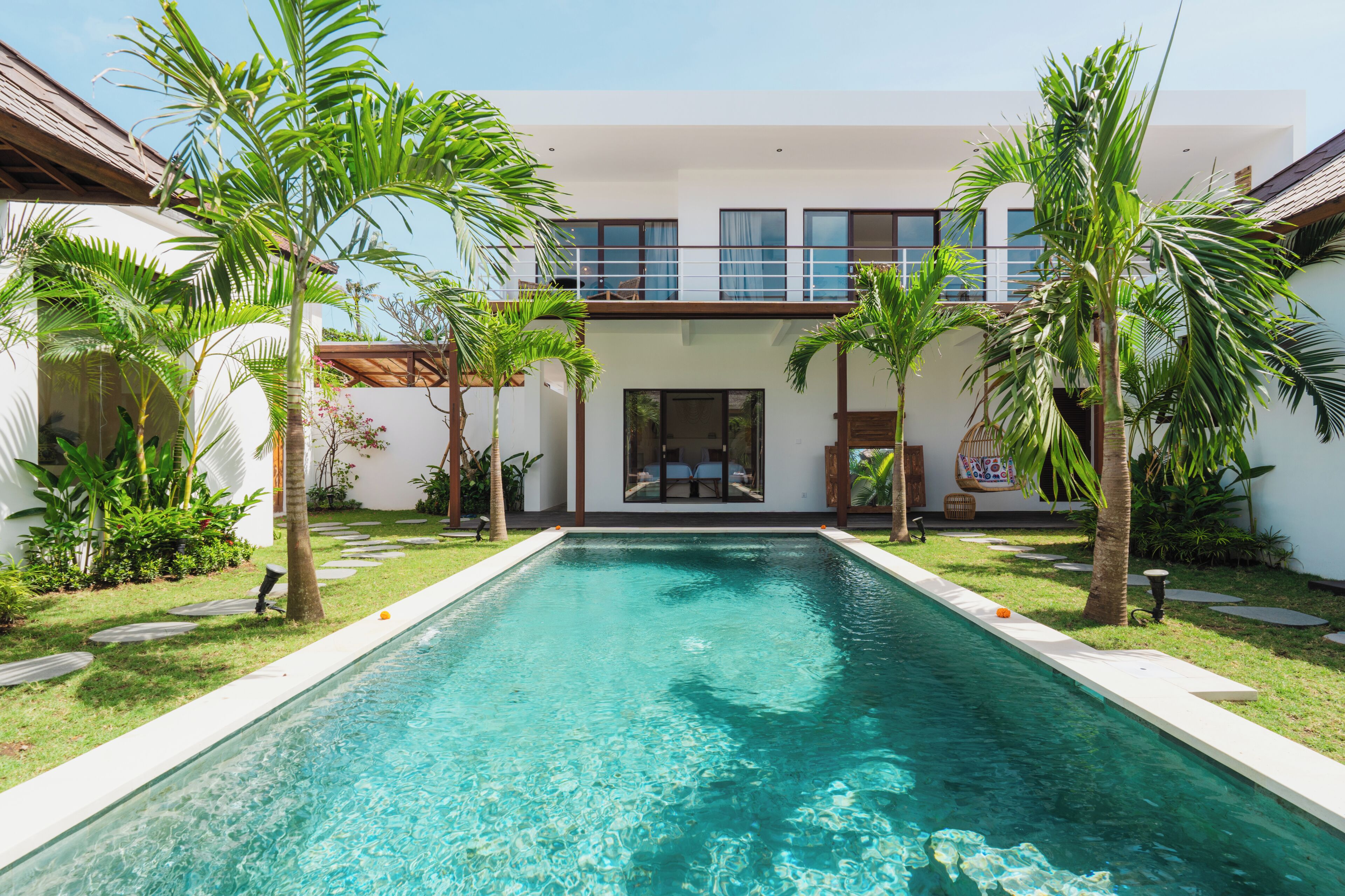 Piscina externa, espreguiçadeiras