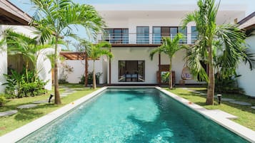 Piscina externa, espreguiçadeiras