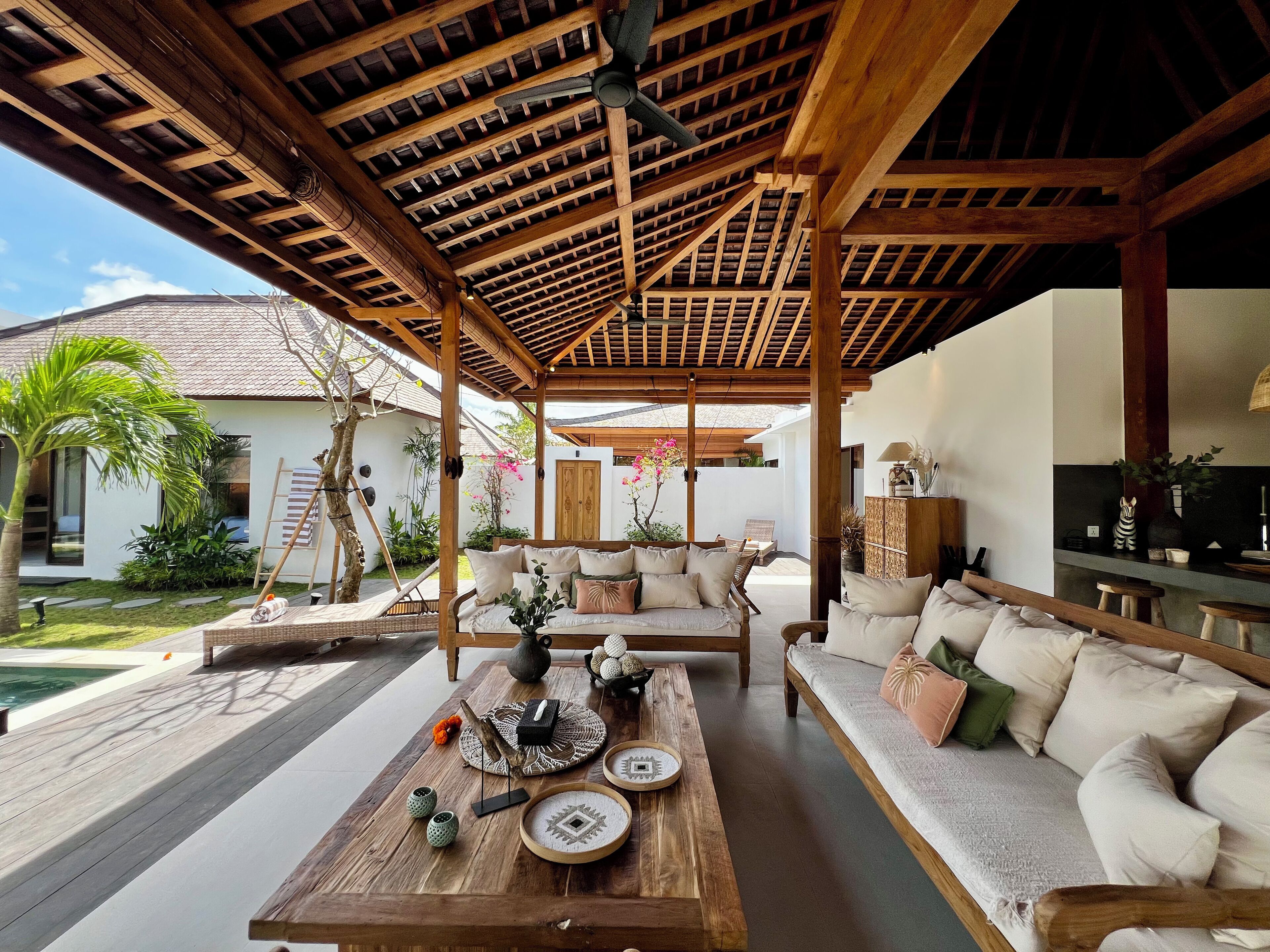 Vila luxo, 6 quartos, sacada, vista para a piscina | Área de estar | Smart TV 32 polegadas com canais digitais