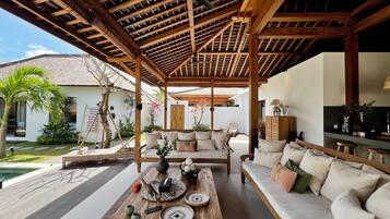 Vila luxo, 6 quartos, sacada, vista para a piscina | Área de estar | Smart TV 32 polegadas com canais digitais