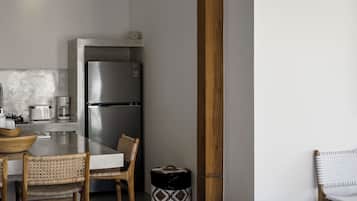 Cafetera/tetera, freezer, isla de cocina