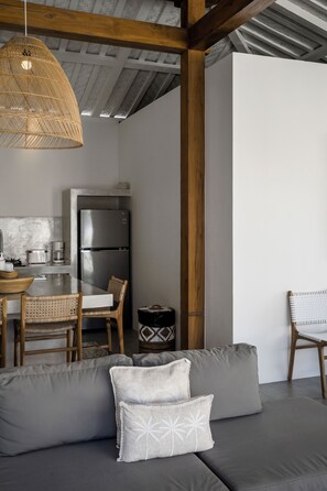 Cafetera/tetera, freezer, isla de cocina