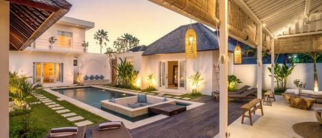 Villa Deluxe - 6 sovrum - balkong - utsikt mot poolen | Restaurang utomhus