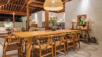 Vila luxo, 6 quartos, sacada, vista para a piscina | Sala de jantar