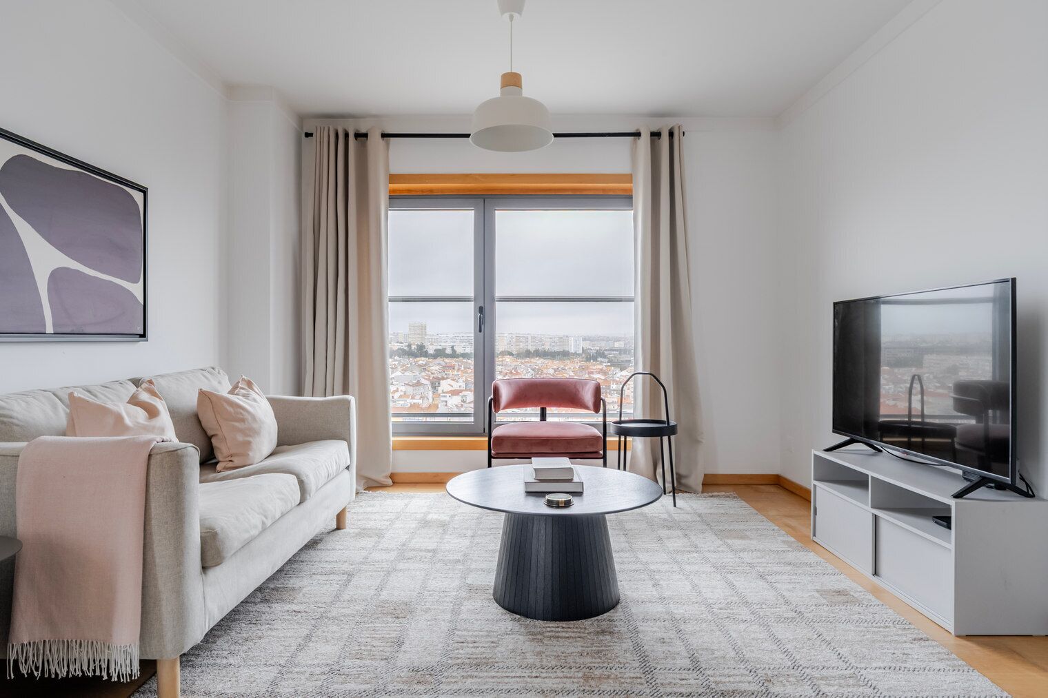 Una televisión, un reproductor estéreo