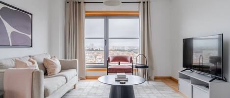 Una televisión, un reproductor estéreo