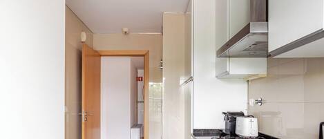 Kjøleskap, mikrobølgeovn, ovn og kokeplater