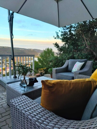 Fabulous 2-bedroom apartment with valley view soothing Great Brak River with AC