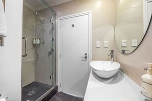 Hair dryer, towels - Modern Cityscape Abode with Aircon, Pool & Gym (Auckland CBD)