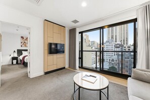 TV - Modern Cityscape Abode with Aircon, Pool & Gym (Auckland CBD)