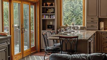 TV connectée, cheminée, lecteur de DVD, livres