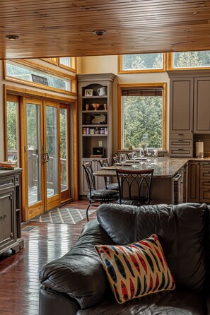 Smart-tv, een open haard, een dvd-speler en boeken