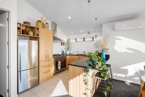 Fridge, microwave, oven, stovetop - Generous Townhouse: Views & Pool (Wanaka)