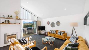 Televisión, chimenea, mesa de ping pong