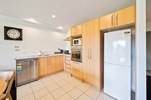 Fridge, microwave, oven, stovetop - Stylish & Comfortable (Wanaka)