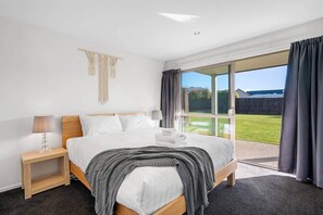 Iron/ironing board, WiFi, bed sheets - Stylish & Comfortable (Wanaka)