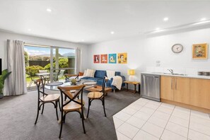 Living area - Garden View and Beautiful (Wanaka)