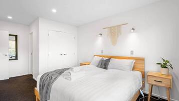 Silitysrauta/-lauta, Wi-Fi, vuodevaatteet