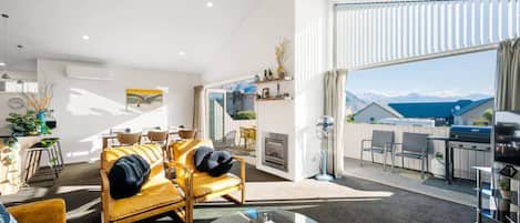 Télévision, cheminée, table de tennis de table