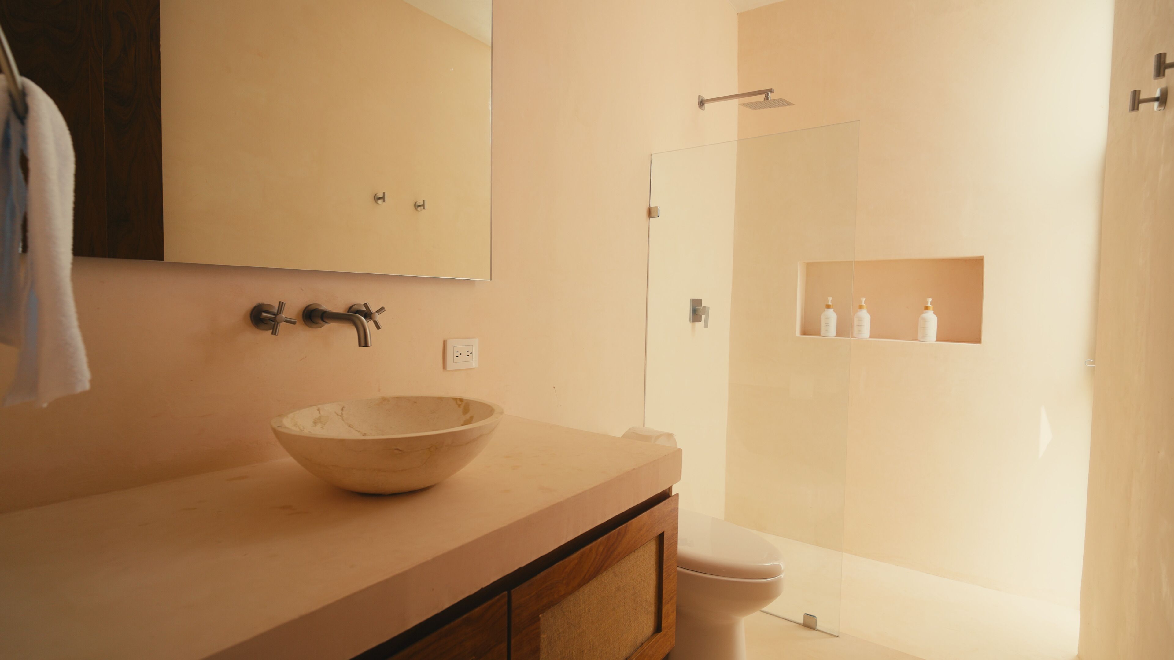 Douche, sèche-cheveux, serviettes fournies, savon