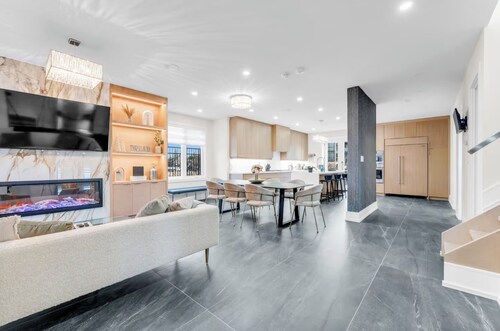 Luxury 4 Bedroom Retreat Steps to Yorkdale Mall