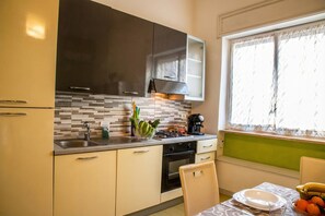 Fridge, oven, stovetop, coffee/tea maker