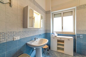 Regadera, bidet, toallas 