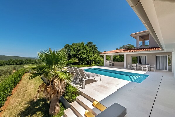 Lämmitetty uima-allas