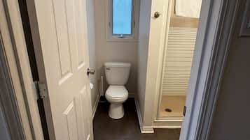 Ducha, secador de pelo, toallas y jabón