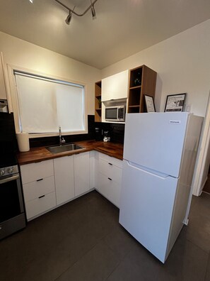 Geladeira, micro-ondas, fogão, cooktop