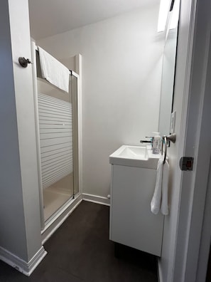 Douche, sèche-cheveux, serviettes fournies, savon