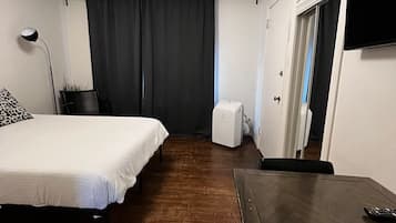 1 dormitorio, tabla de planchar con plancha, wifi gratis y ropa de cama