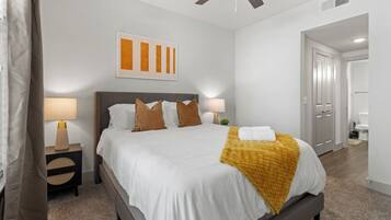 1 bedroom, desk, WiFi